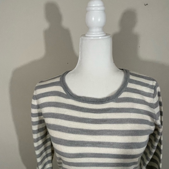 Metaphor sz sm sweater gray/ white back button accent - Picture 2 of 12